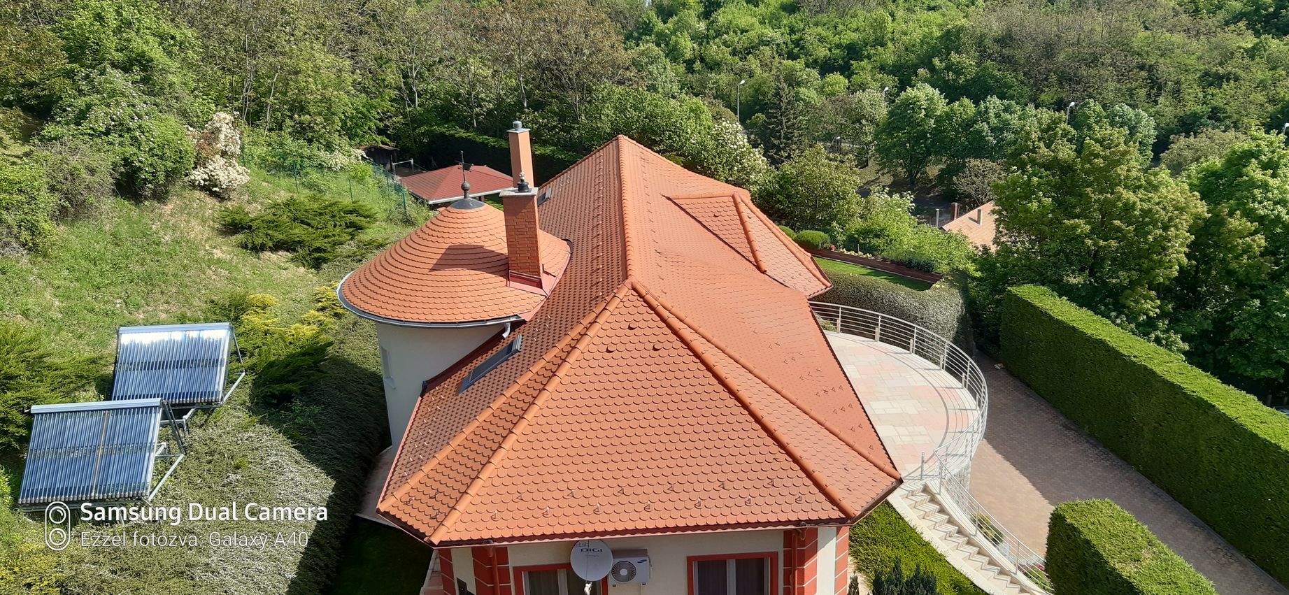 Ácsmunka és cserepfedés teljes tetőre, íves tetőrésszel